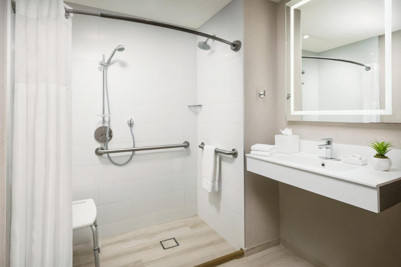 Deluxe King Room Balcony Accessible