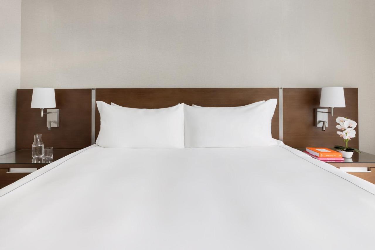 Deluxe King Room Balcony Accessible