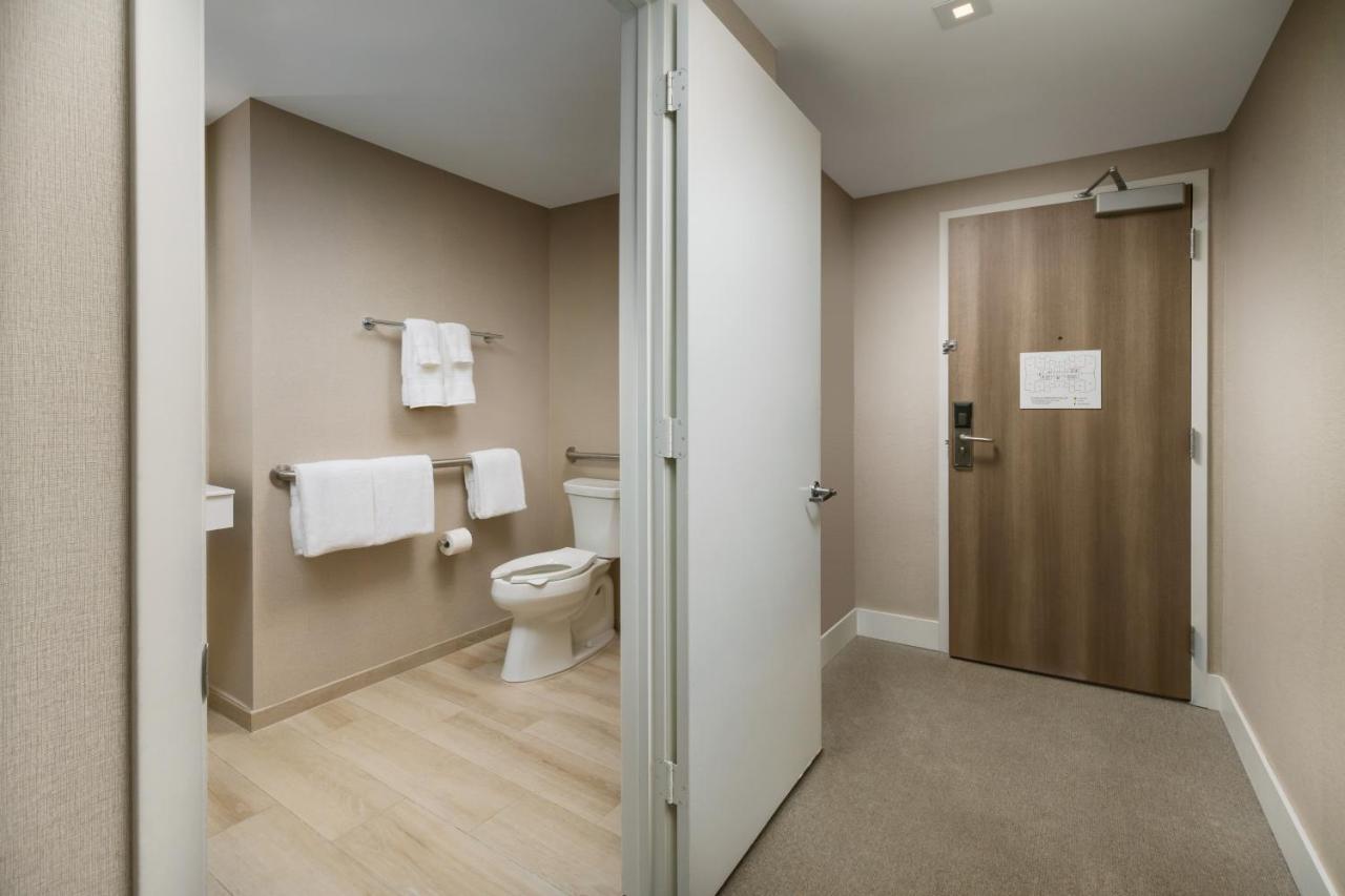 Deluxe King Room Balcony Accessible