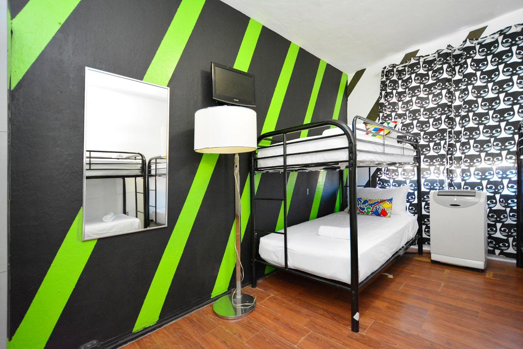 Cama en habitación femenina compartida de 4 camas