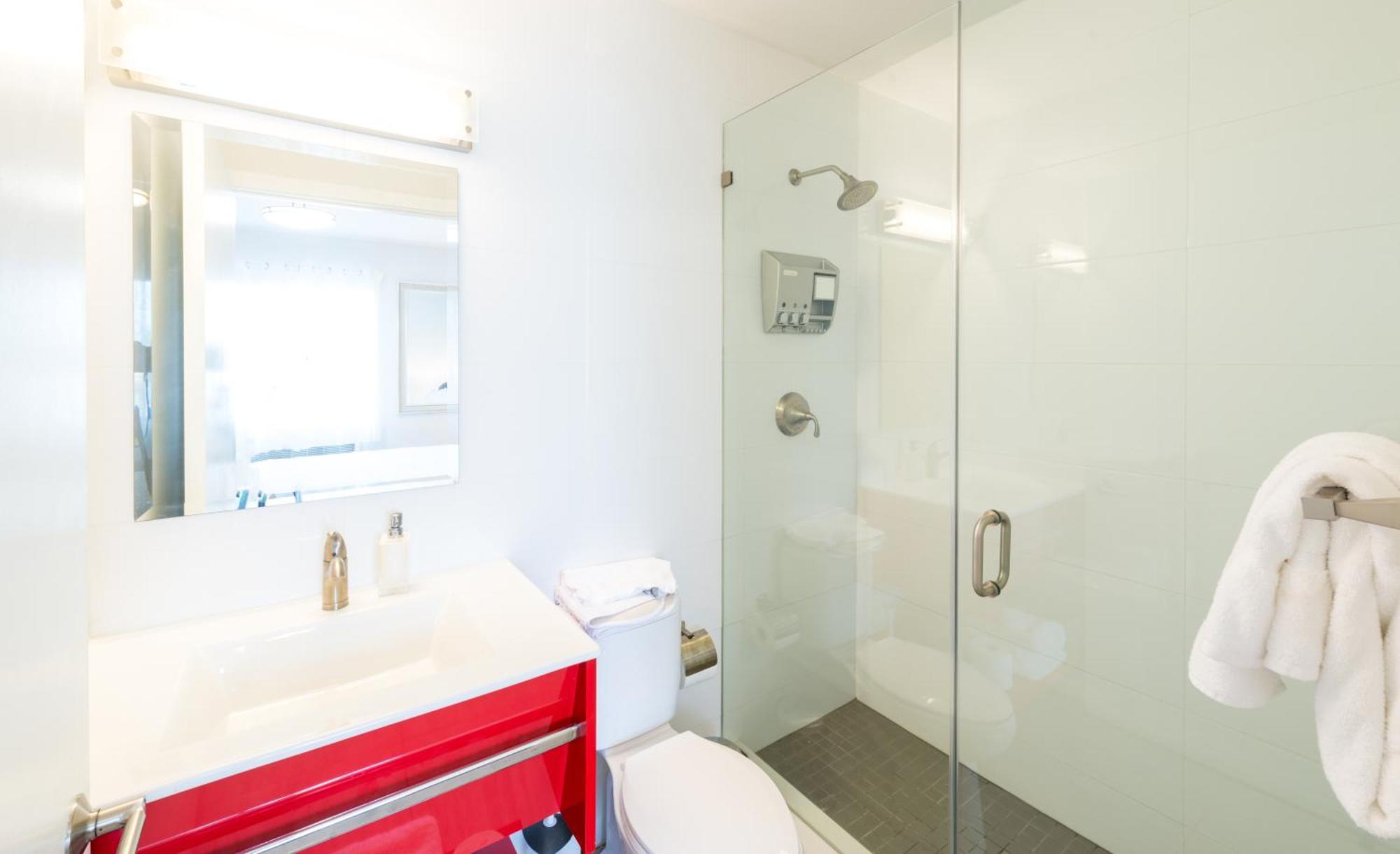 Habitación con cama grande