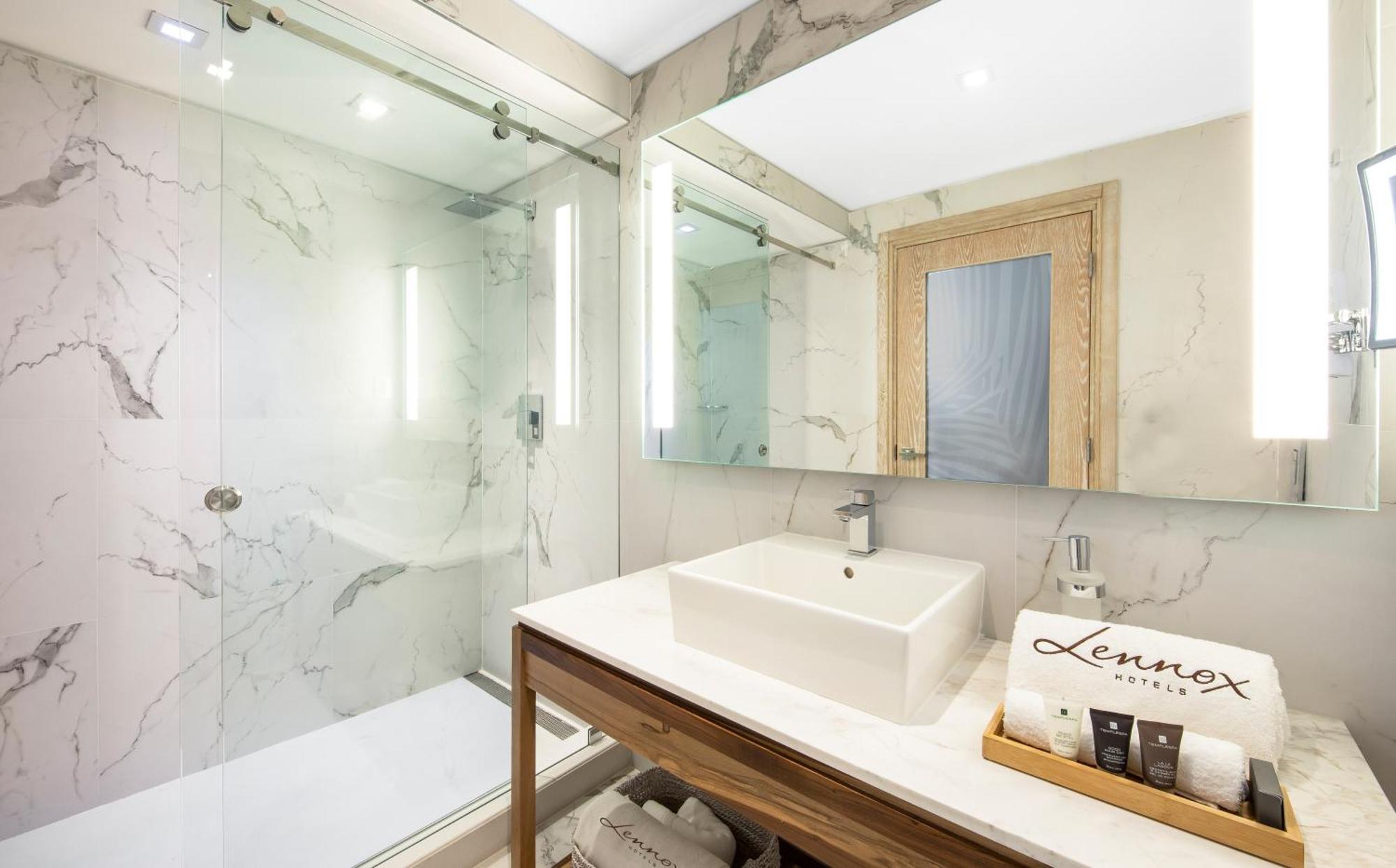 Zimmer mit Kingsize-Bett und Balkon