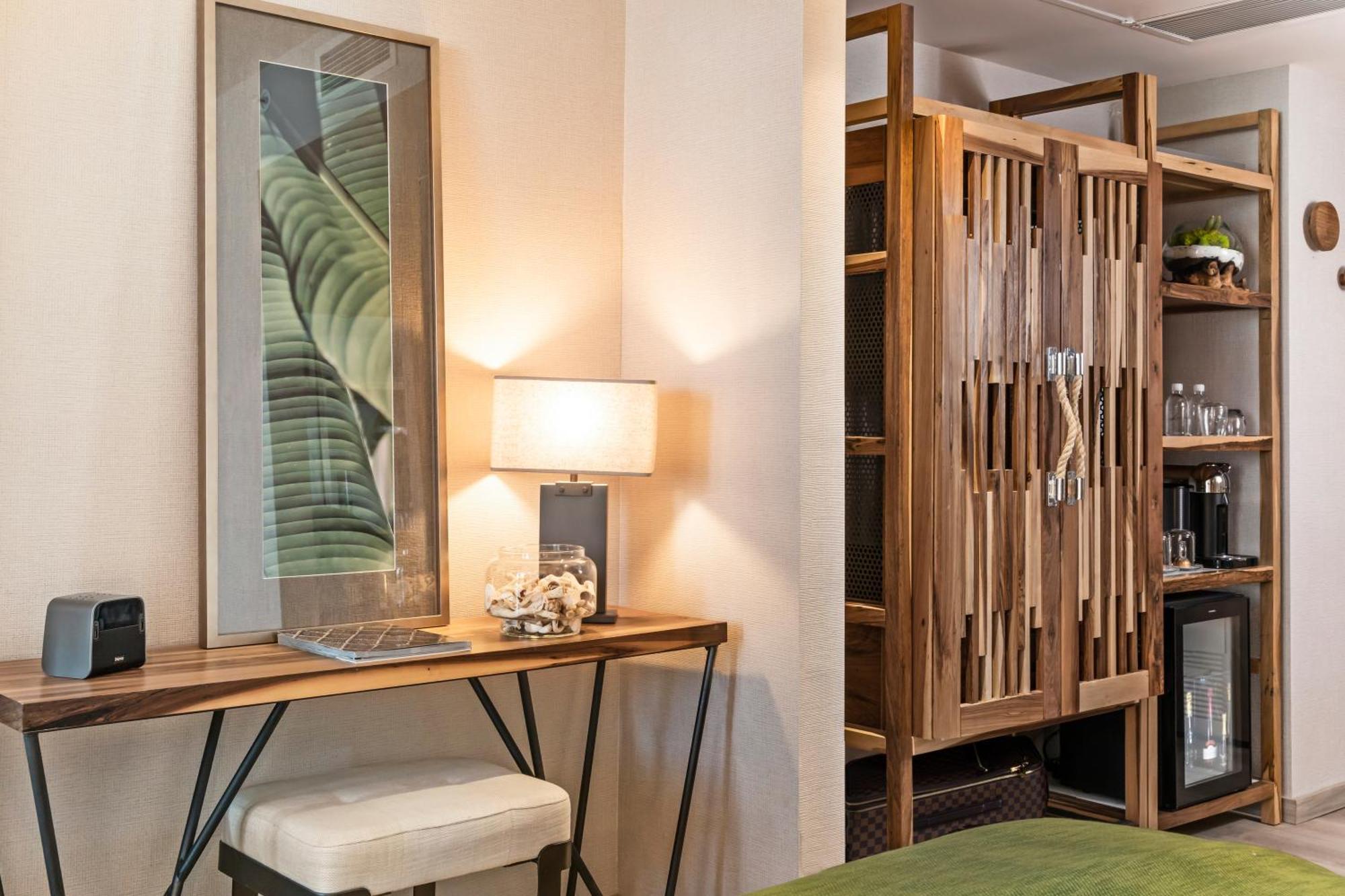 Doppel-/Zweibettzimmer mit Poolblick