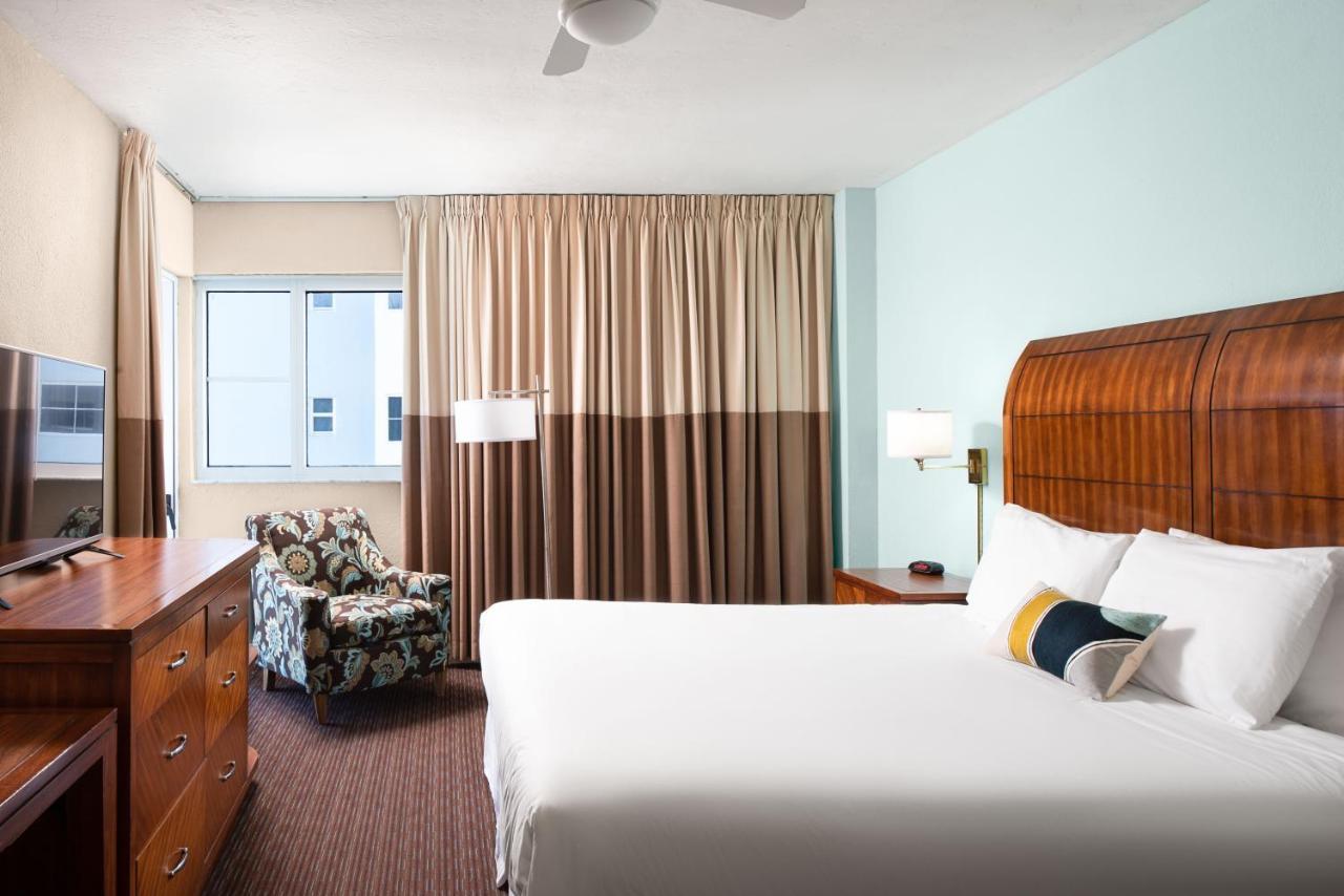 Zimmer mit Kingsize-Bett und Stadtblick