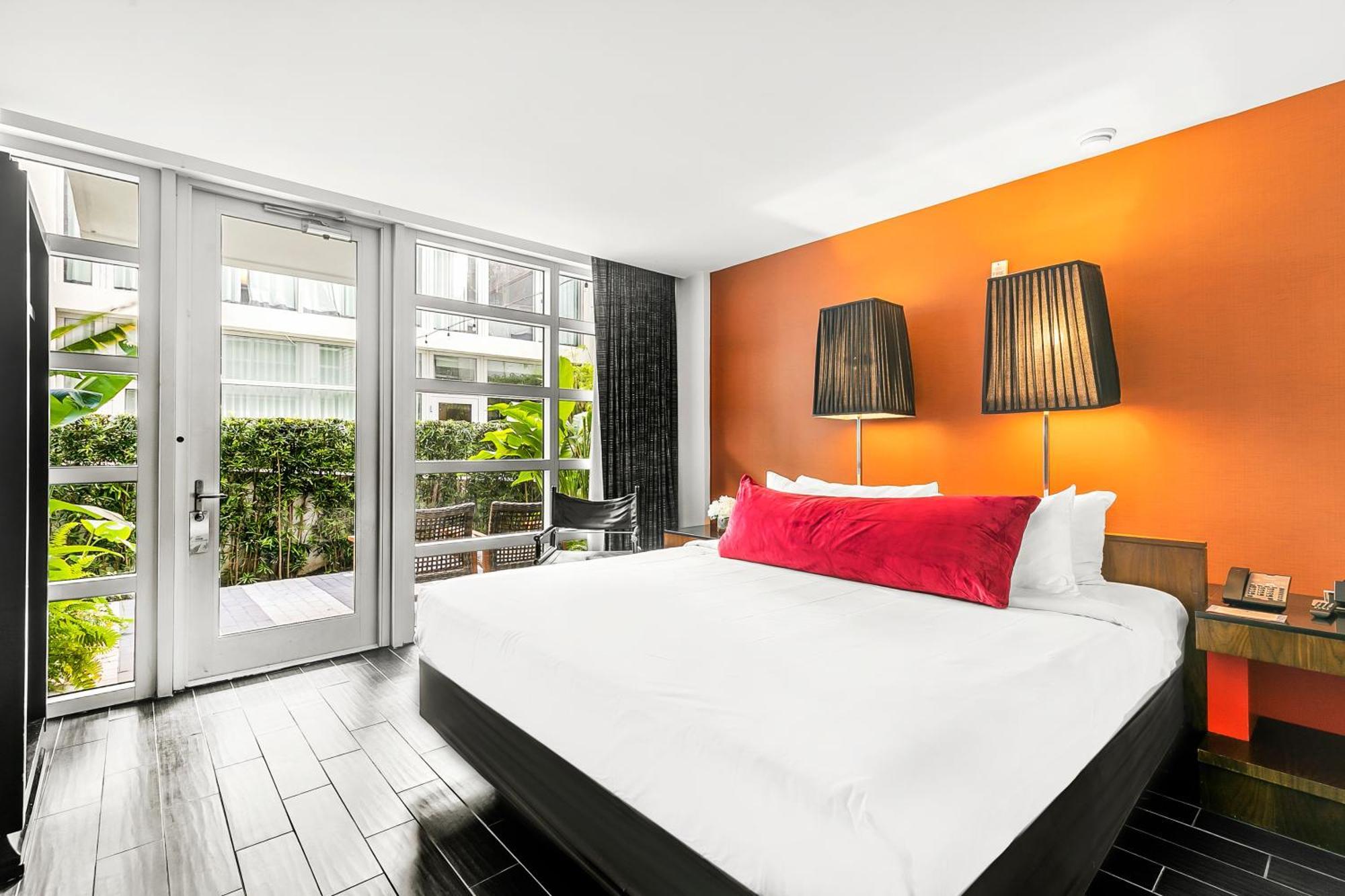 Deluxe King Room Garden View