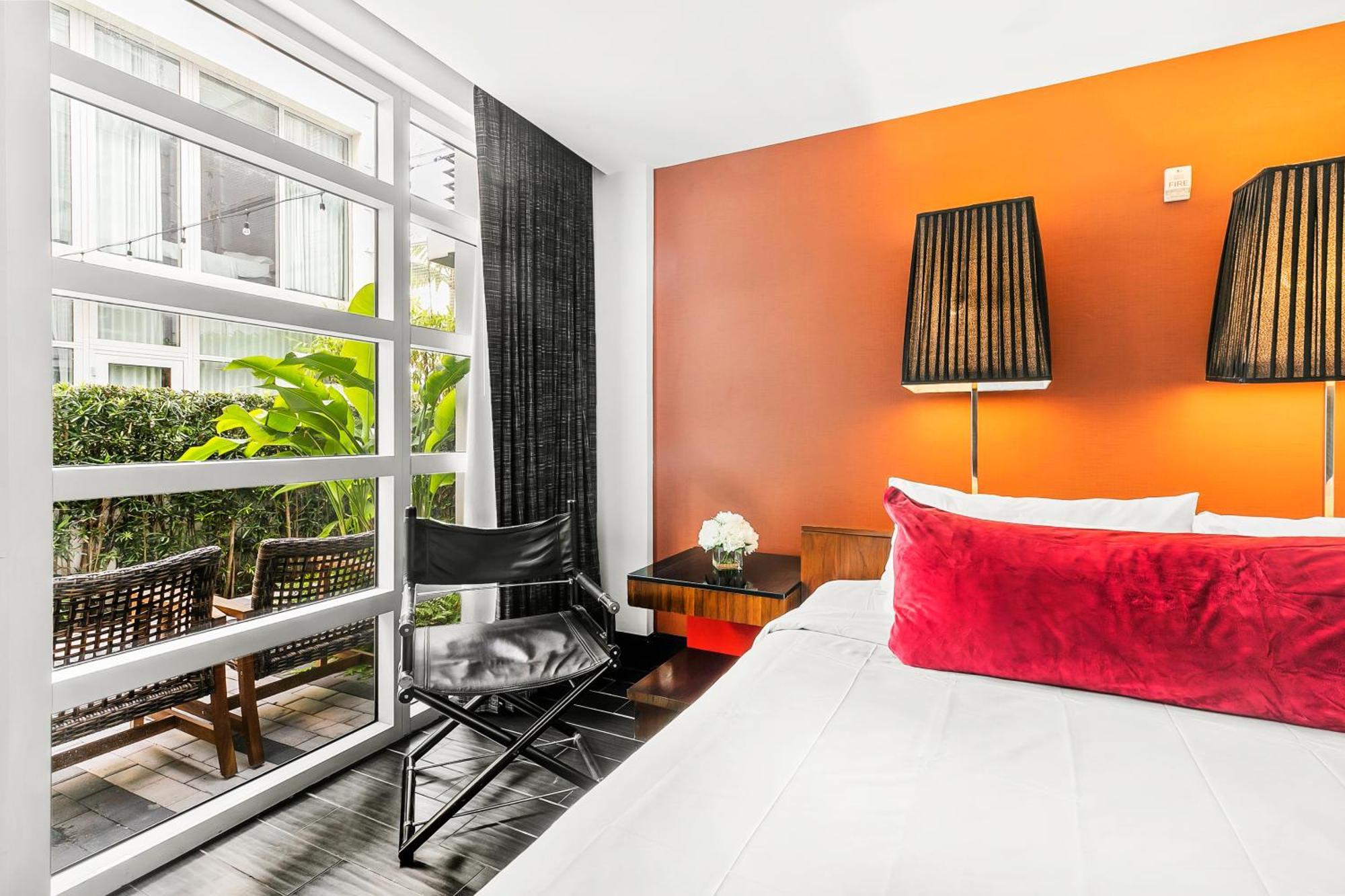 Deluxe King Room Garden View