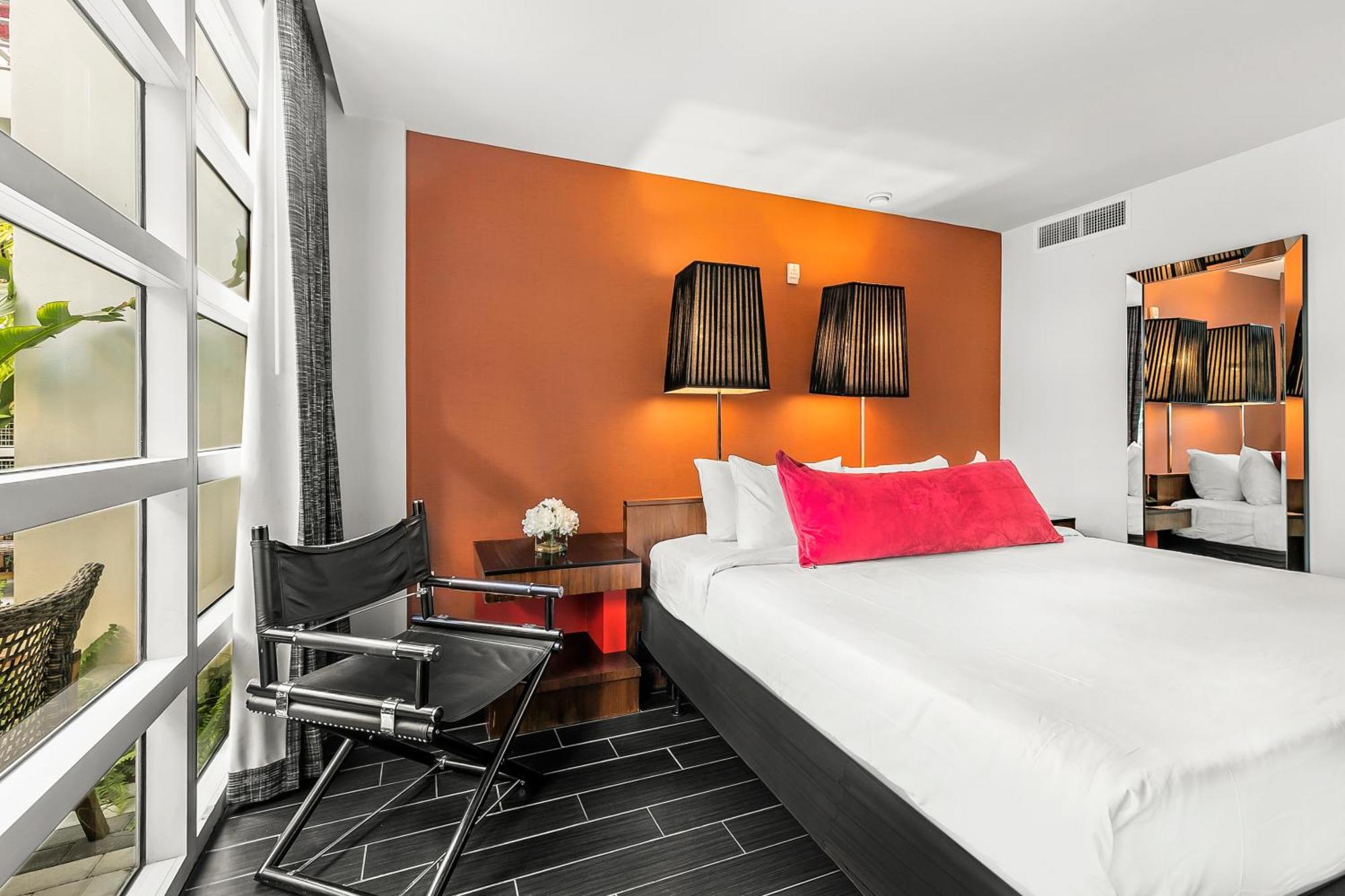 Deluxe King Room Garden View