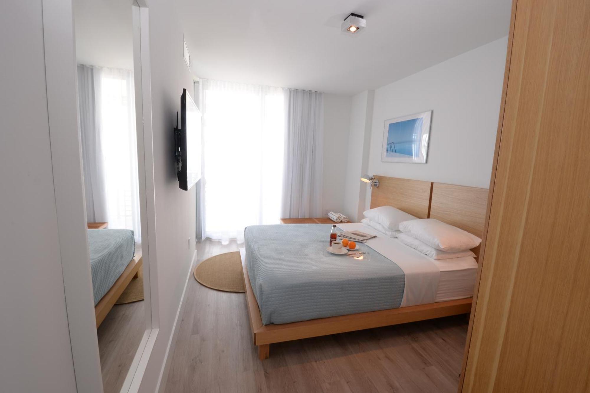 Suite mit 1 Schlafzimmer, Küchenzeile und Balkon – Meerseite