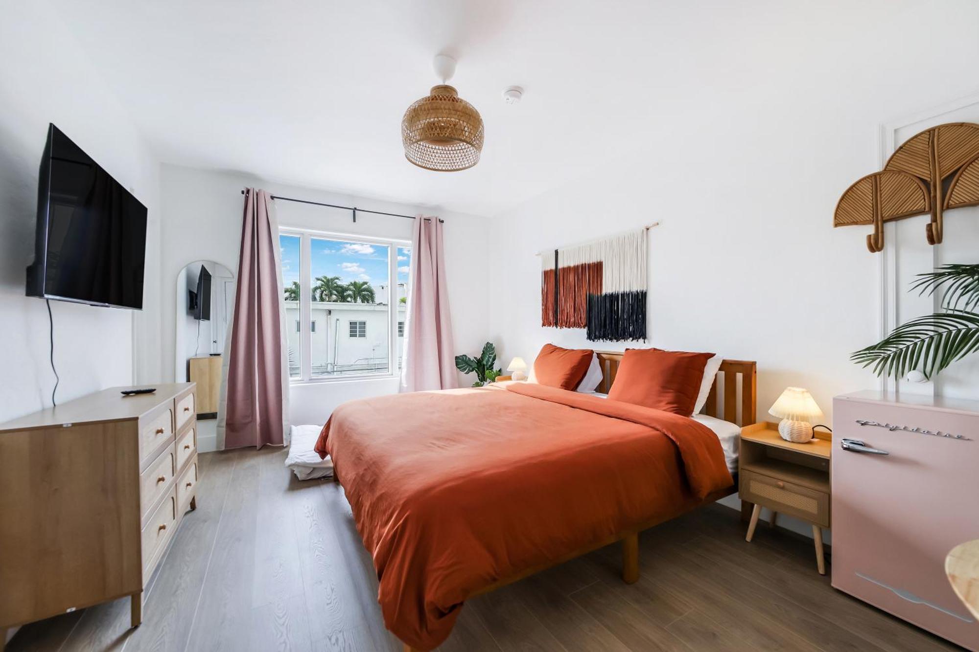 Habitación Deluxe con cama extragrande y colchón en el suelo - Check-in automático