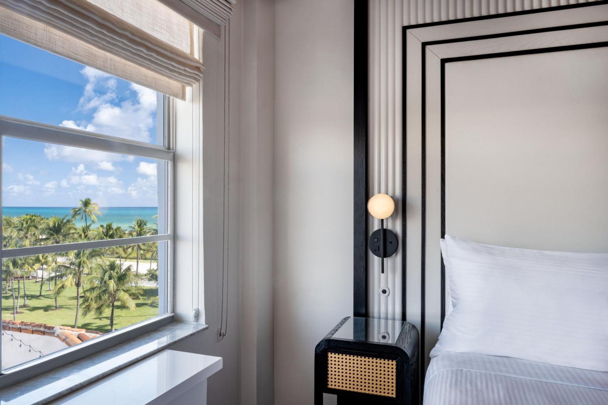 Suite mit Kingsize-Bett und seitlichem Meerblick