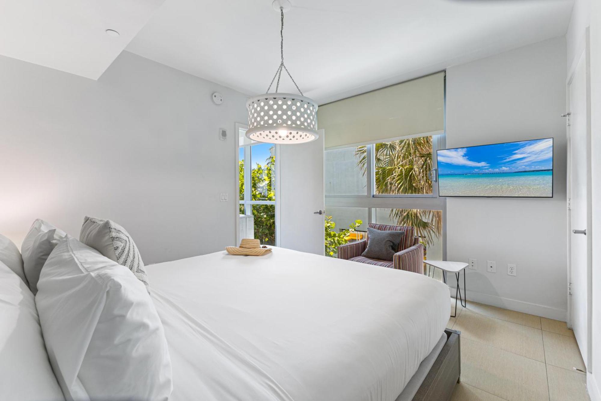 Superior One-Bedroom Apartment with Balcony - Beachfront with Pool View