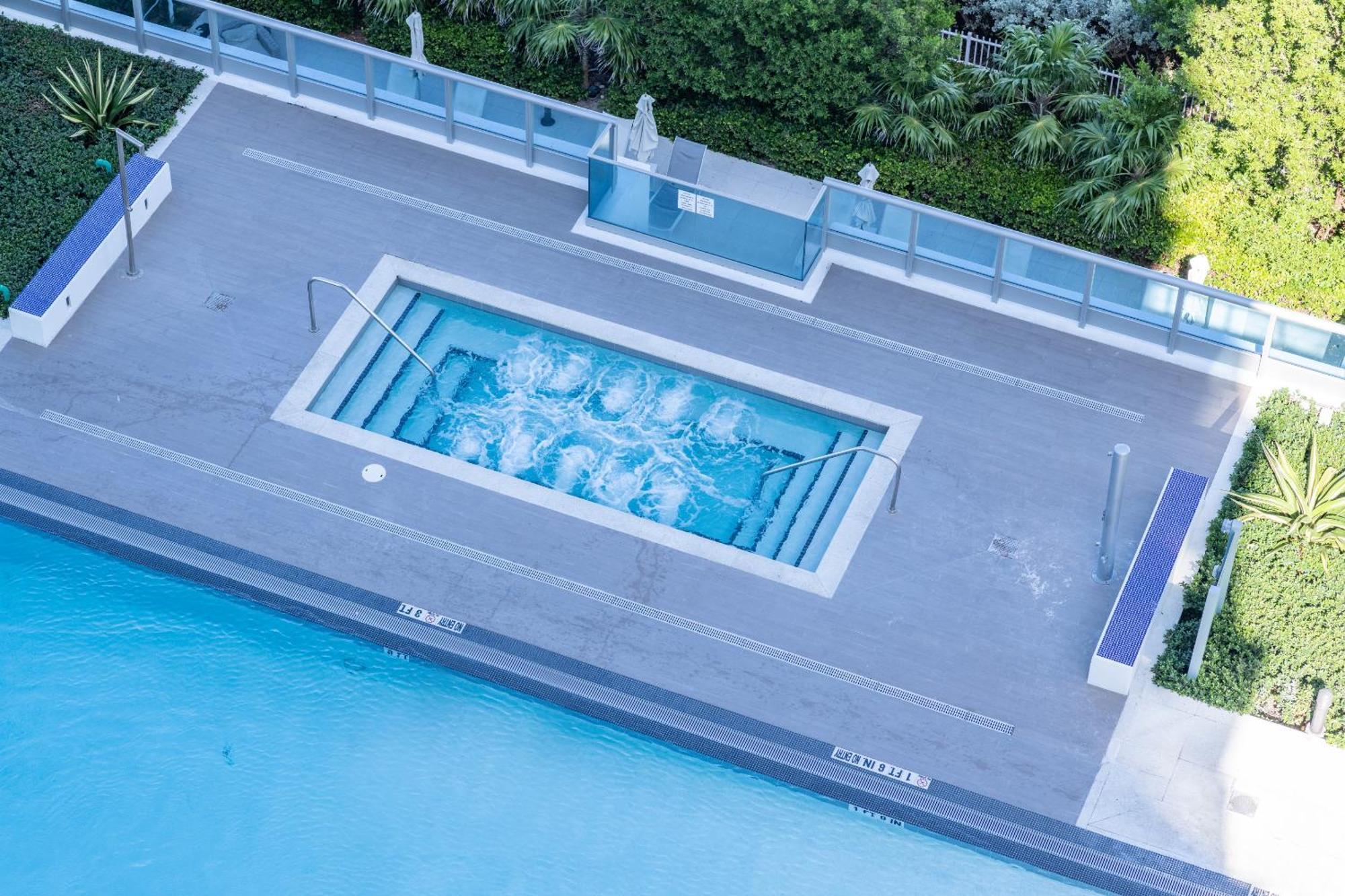 Corner One Bedroom Apartment - Oceanfront View High Floor
