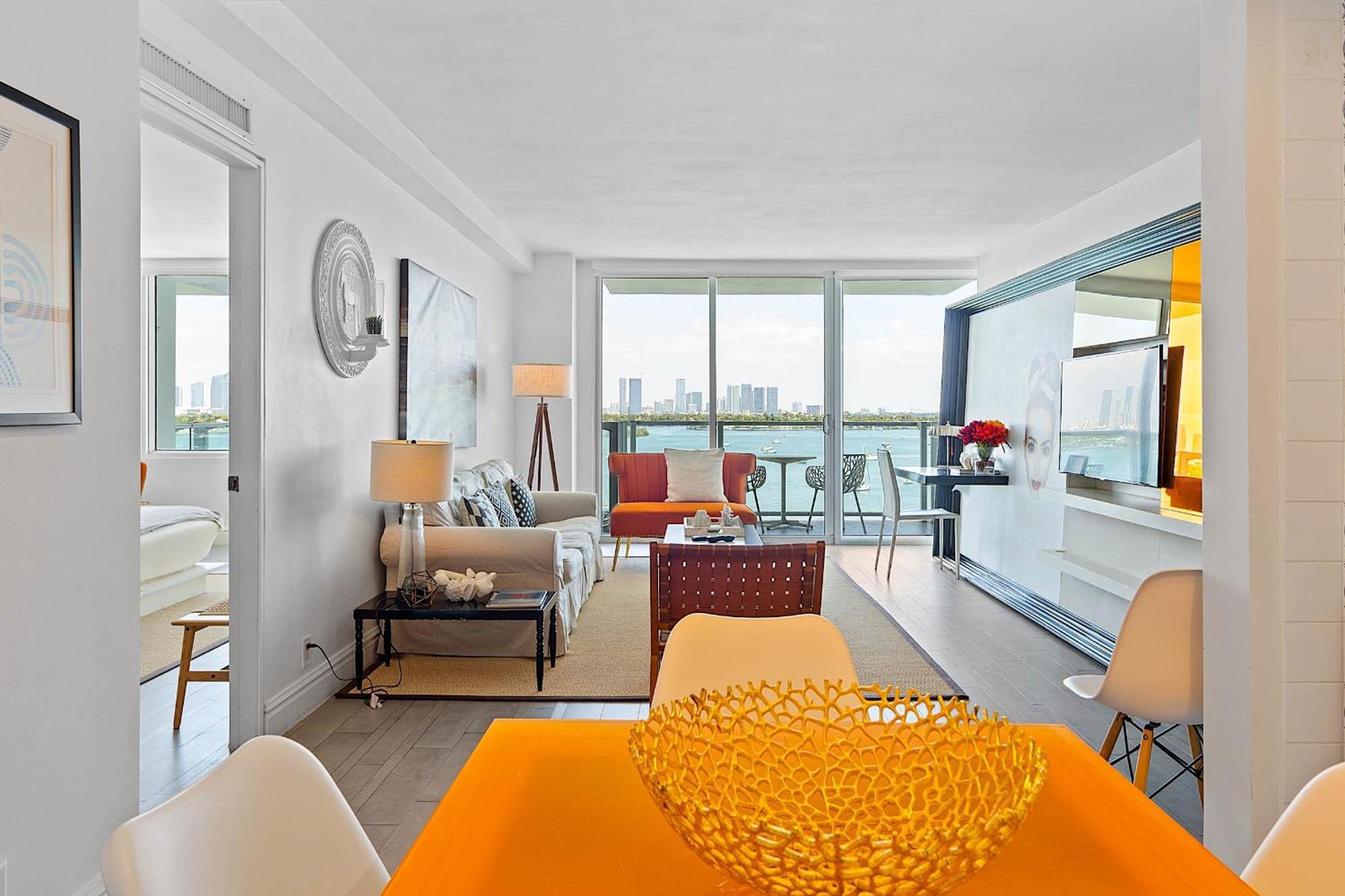 Suite mit Kingsize-Bett und Poolblick