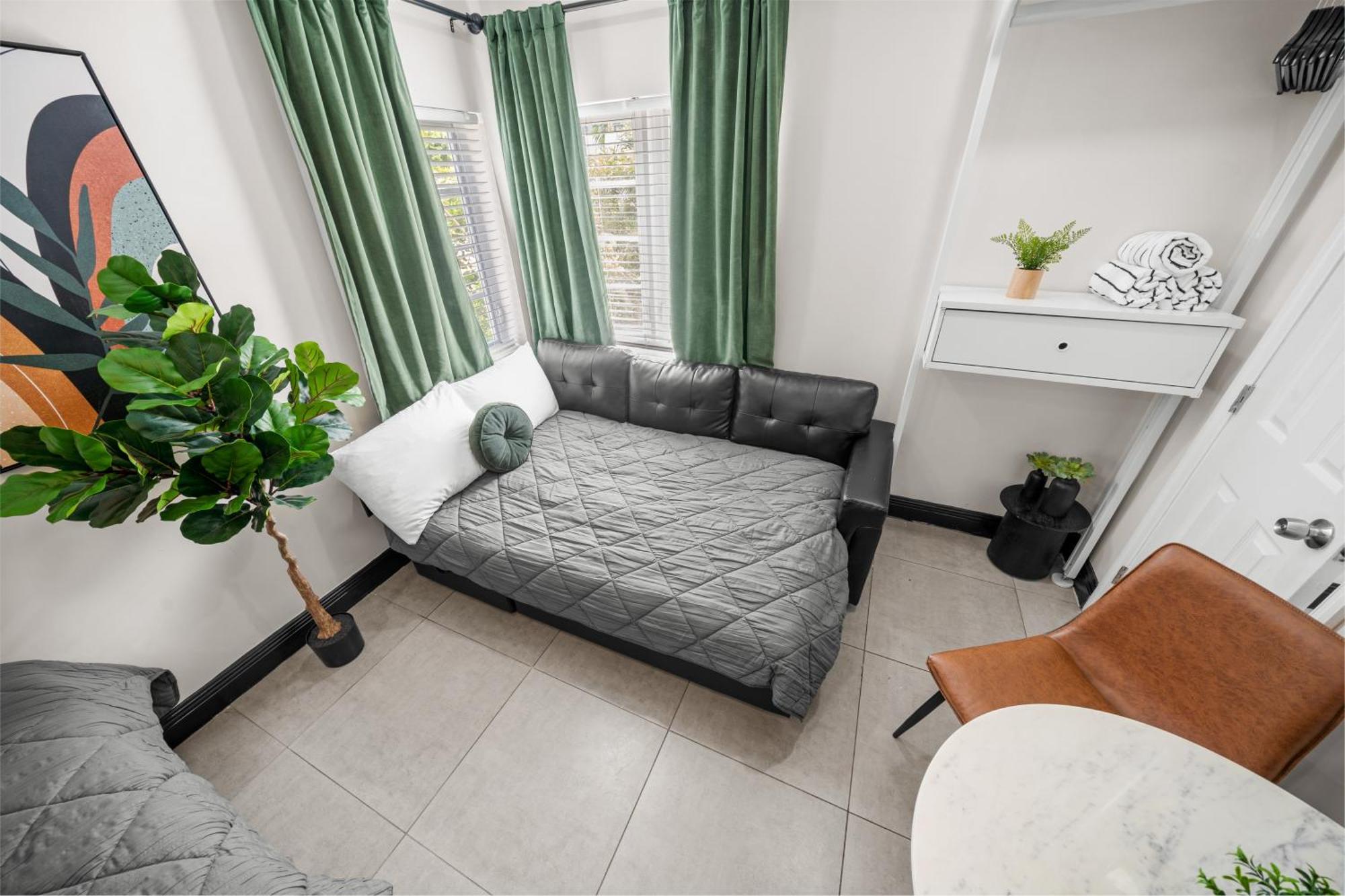 Monolocale Deluxe Angolare con Letto Queen-Size, Angolo Cottura e Divano-Letto