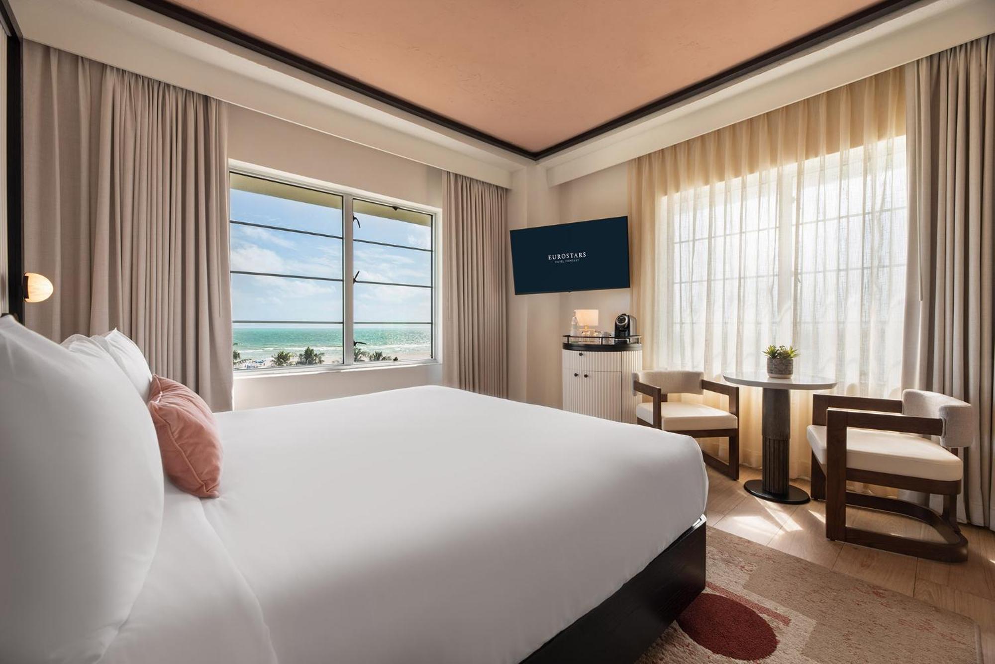 Deluxe Eckzimmer mit Kingsize-Bett und Meerblick