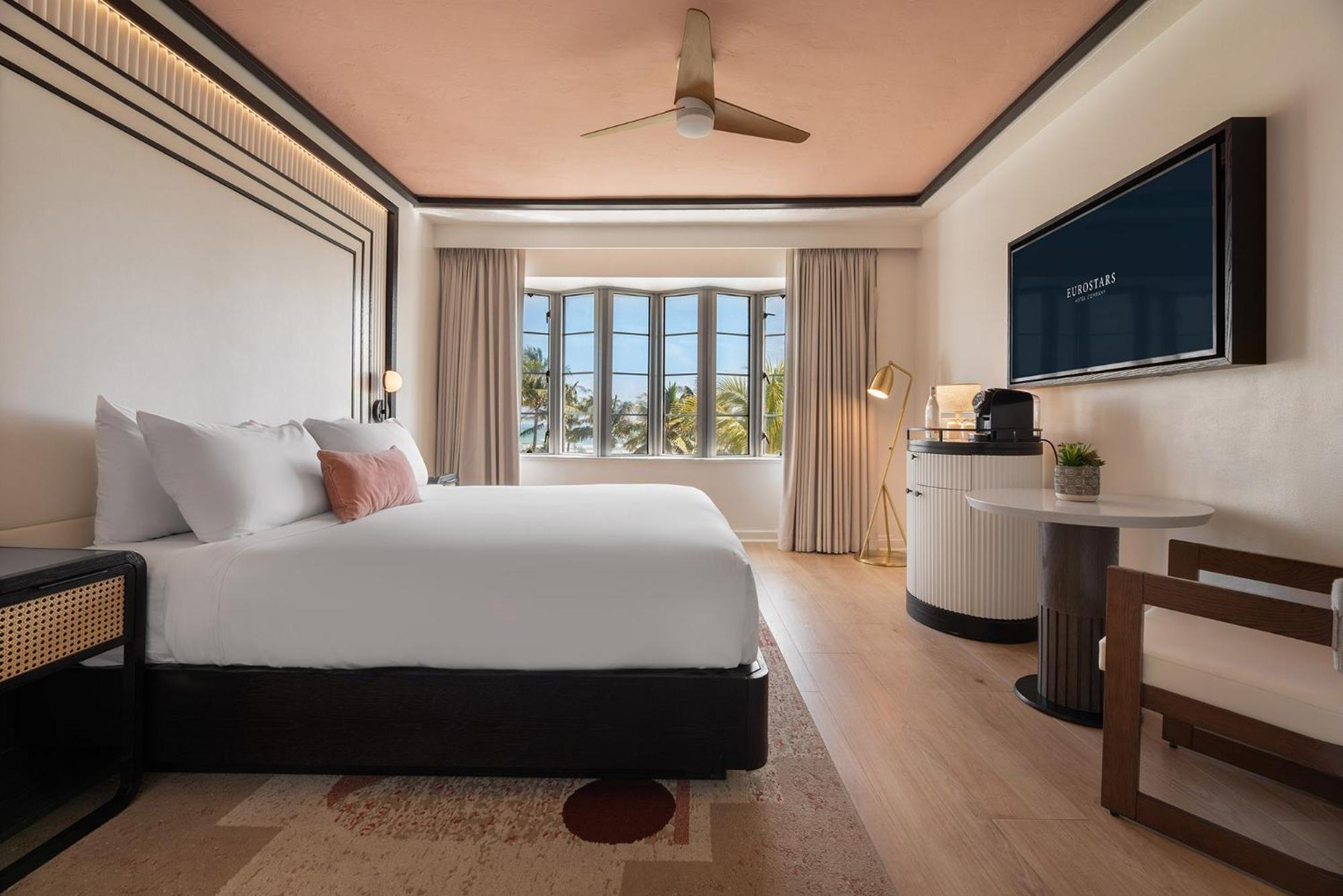 Deluxe Zimmer mit Kingsize-Bett und Meerblick