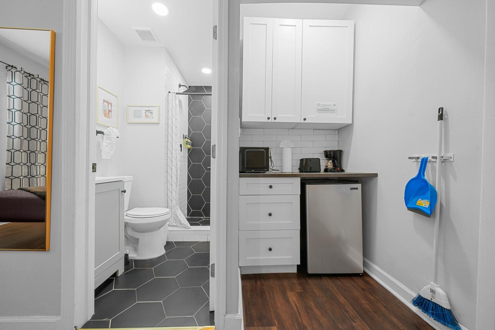 Standard Queen Studio Kitchenette