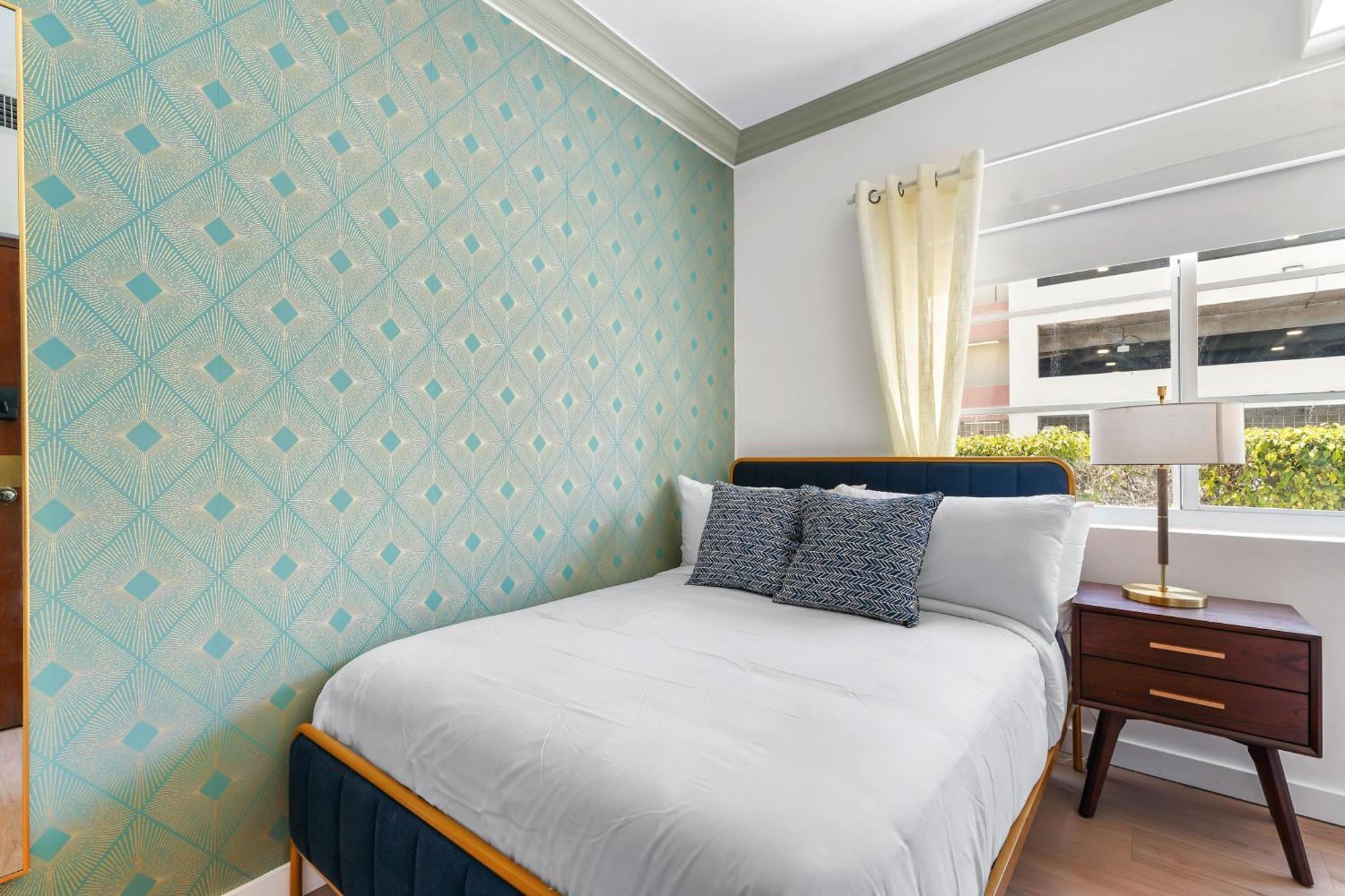 Habitación con cama grande