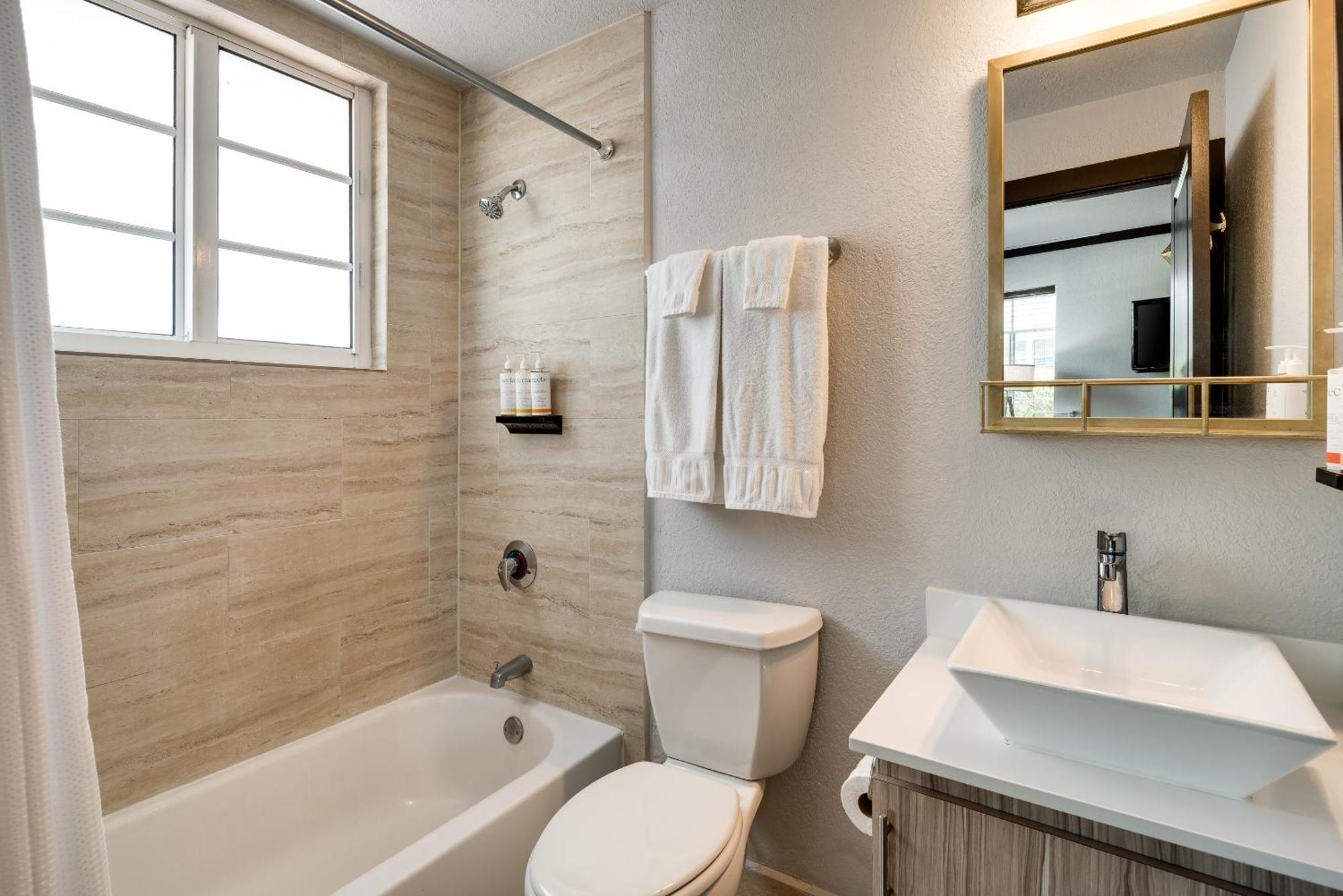 One-Bedroom Queen Suite
