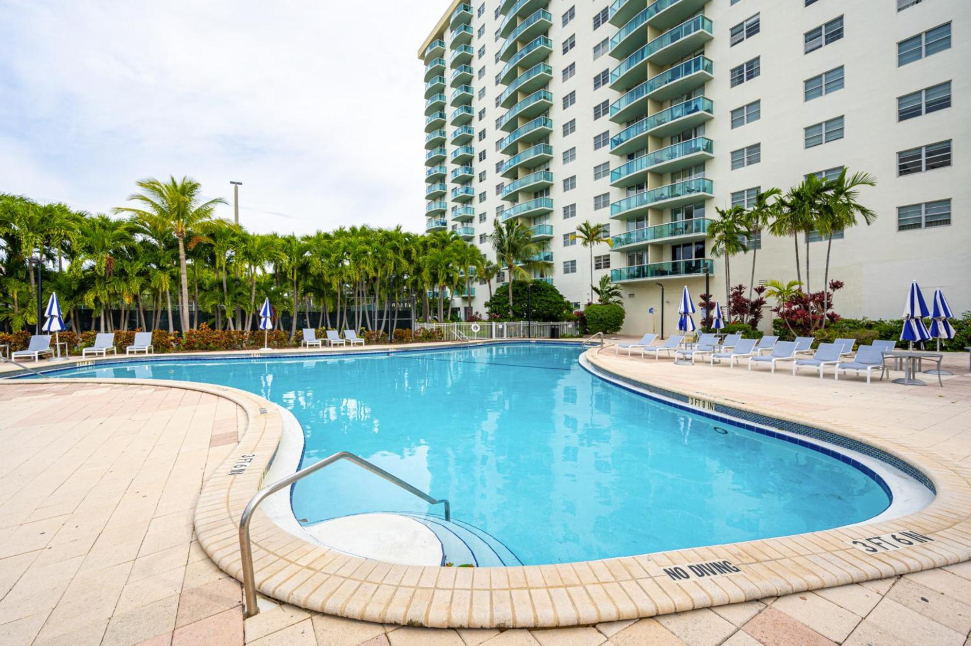 Premium One-Bedroom Suite with Bay View 814