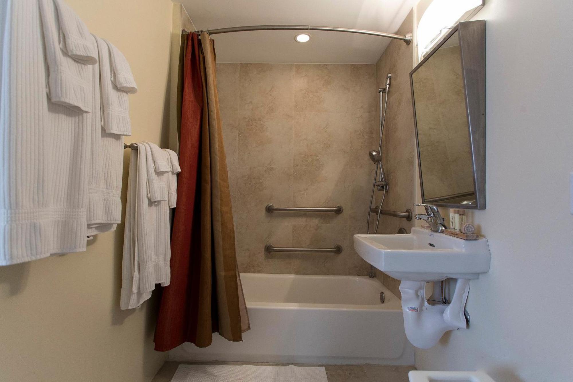 Studio mit Queensize-Bett - Barrierefrei mit Badewanne