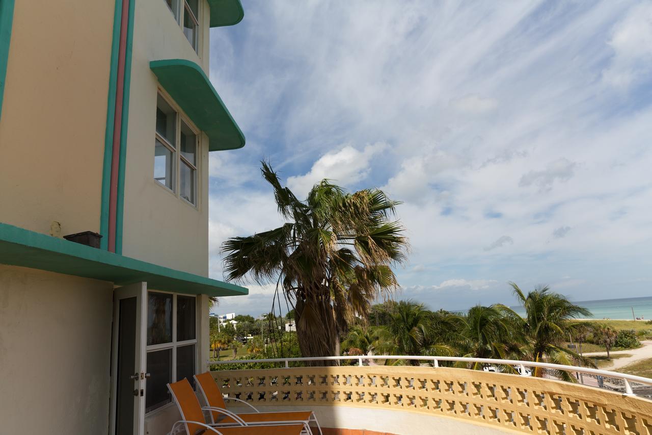 Zimmer mit Balkon und Kingsize-Bett – am Meer