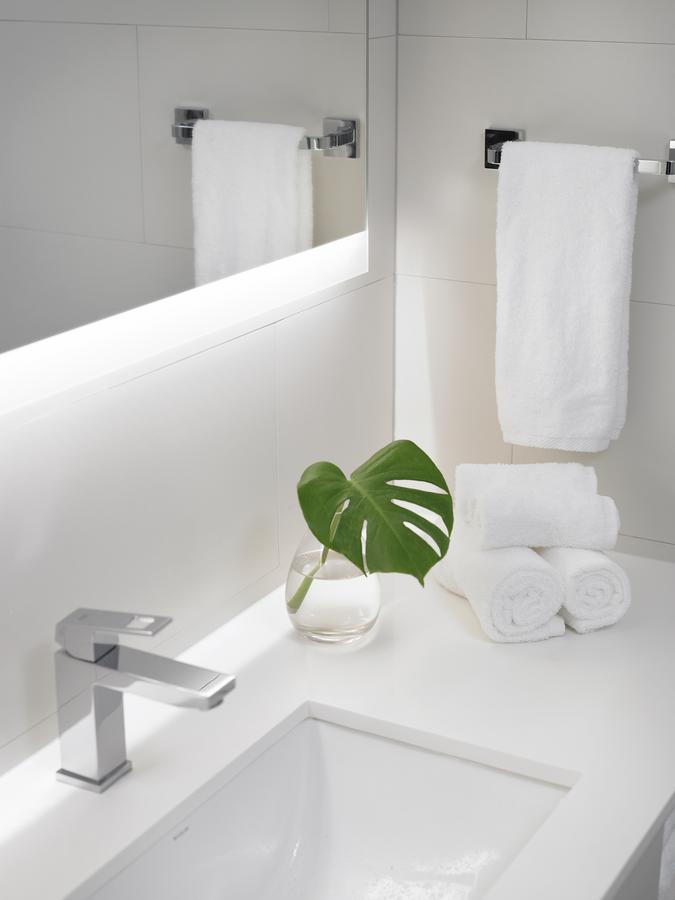 Suite mit 2 Schlafzimmern mit Kingsize-Bett / 2 Doppelbetten und Blick auf das Wasser