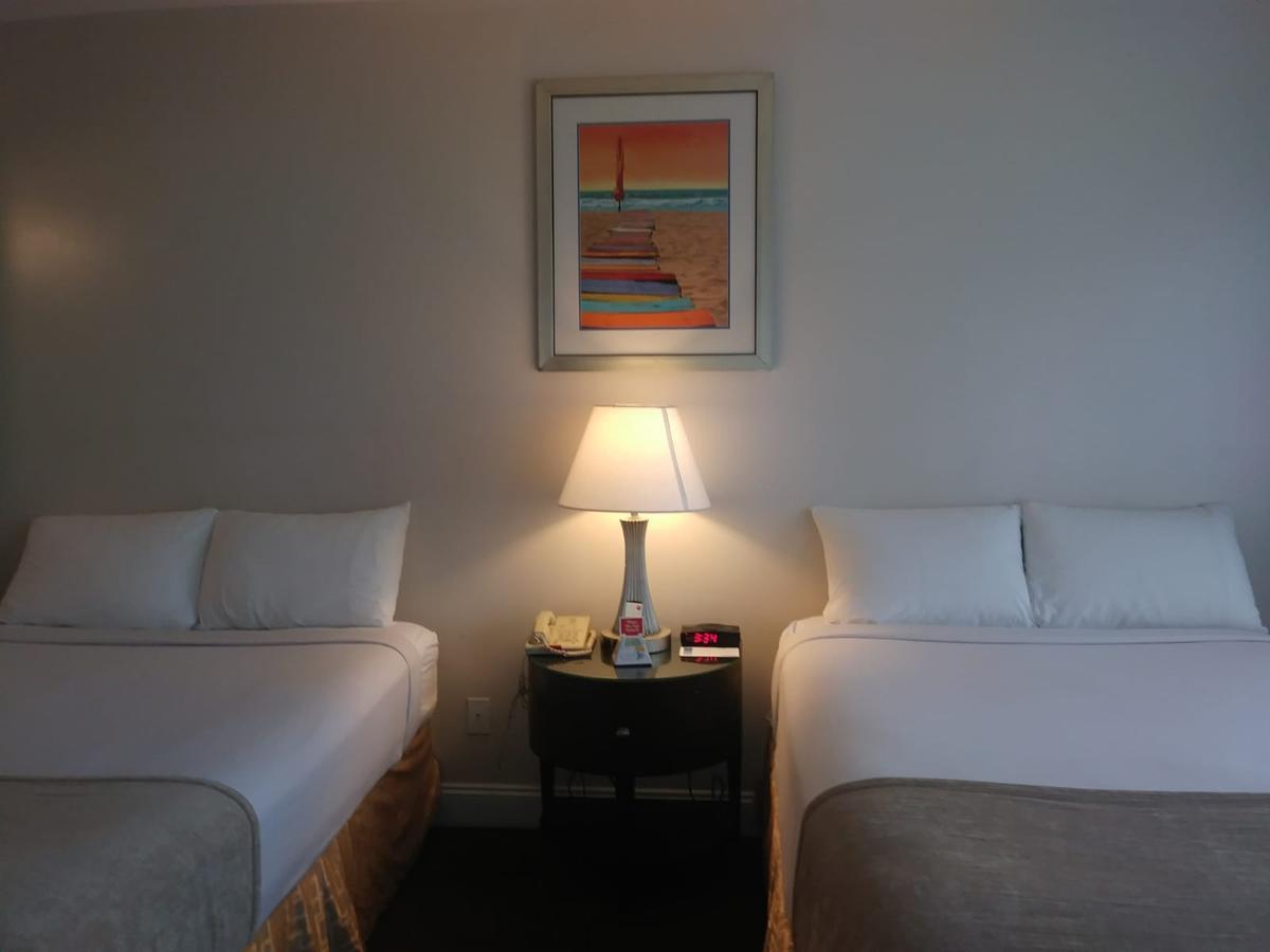 Chambre d’Hôtel Standard avec 2 Lits Doubles - Parking Gratuit