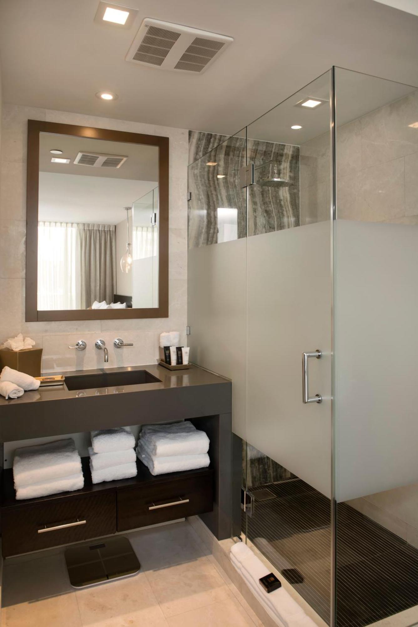 Habitación Doble con vistas a la piscina y balcón - Cama grande