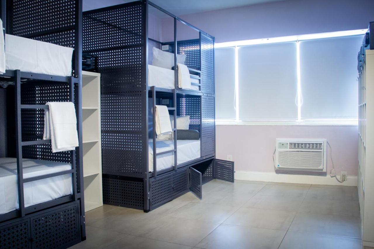Cama en habitación compartida femenina de 6 camas
