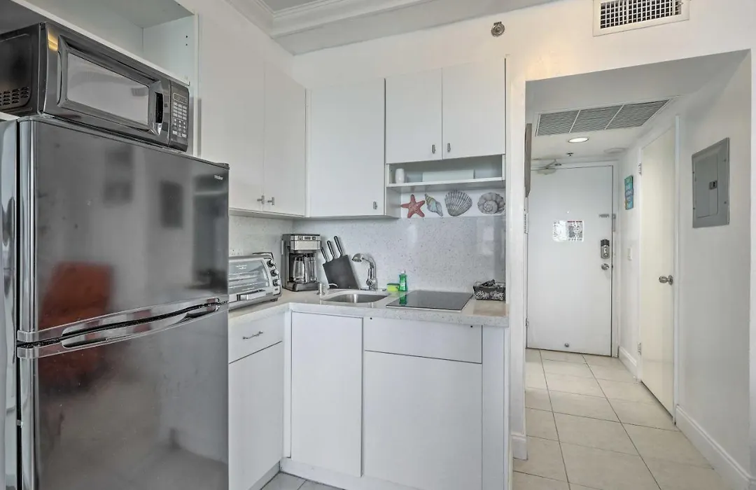 Oceanfront Miami Beach Studio With Beach Access-1