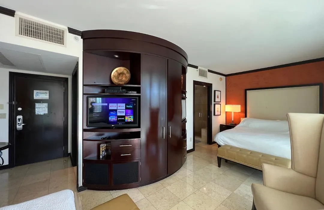 Lovely Hotelroom With Pool On The Ocean Drive-1