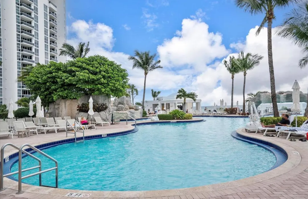 Beachfront Suite: Resort Amenities Included-1