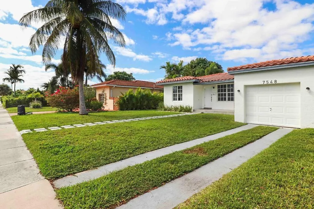 Treasure Island - Modern Miami House 3 Bedroom & 2 Bathroom-1