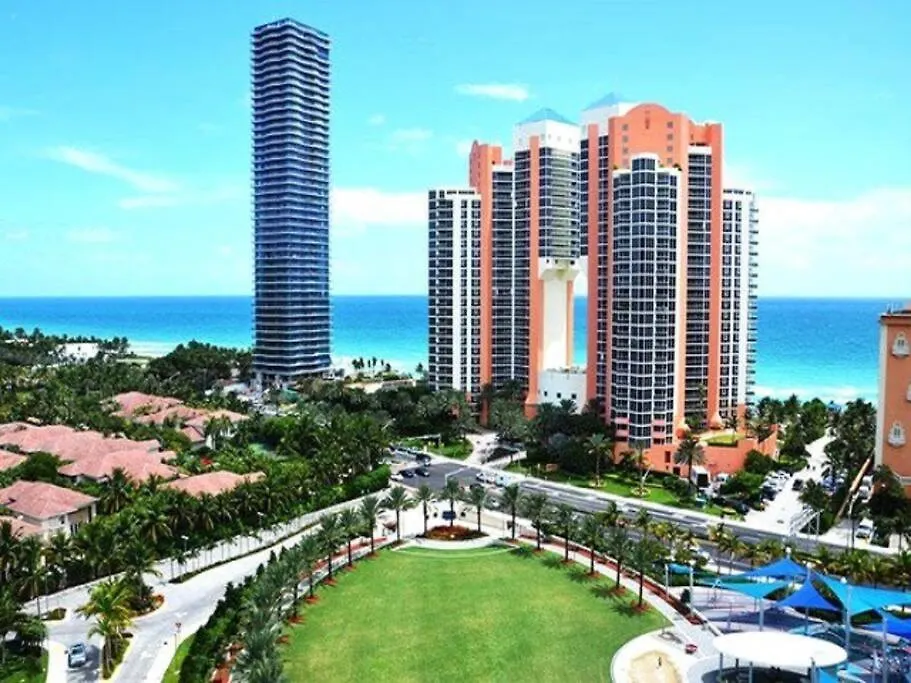 Sunny Isles Spacious And Updated 1Br With Balcony-1