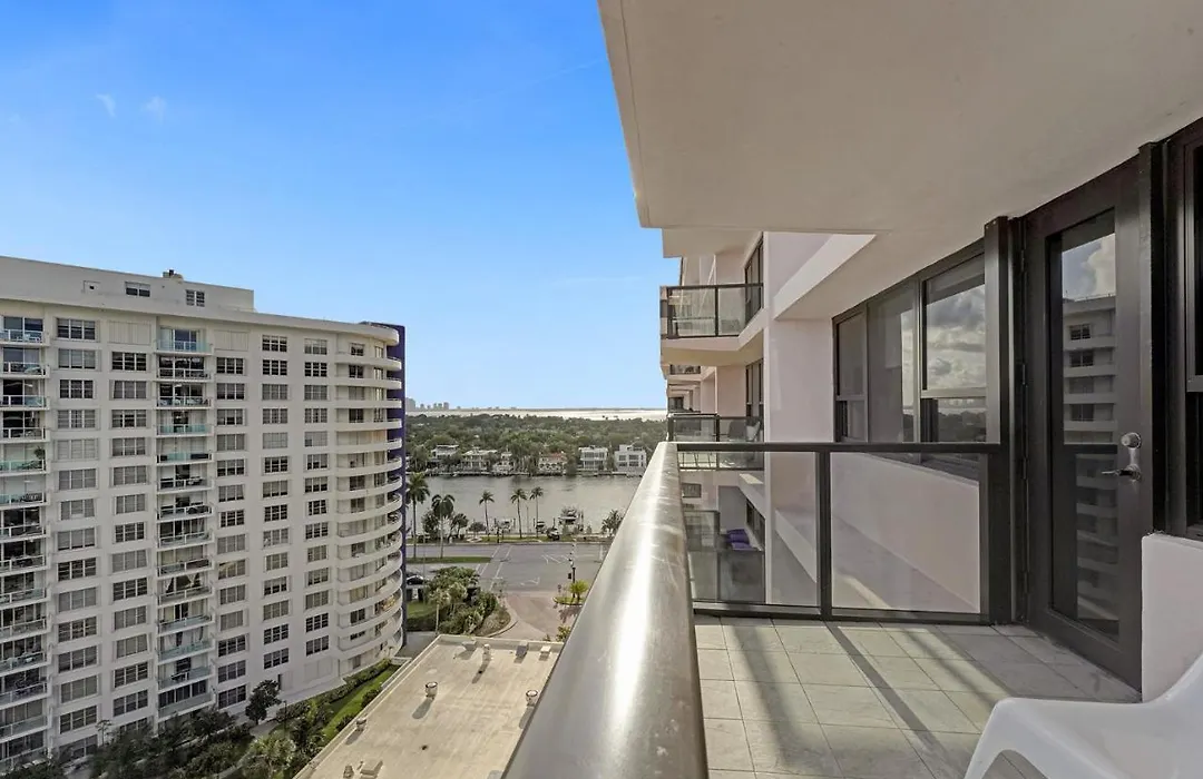 Cozy Beachfront 2 Bdr & 2 Ba Miami Beach Condo-1