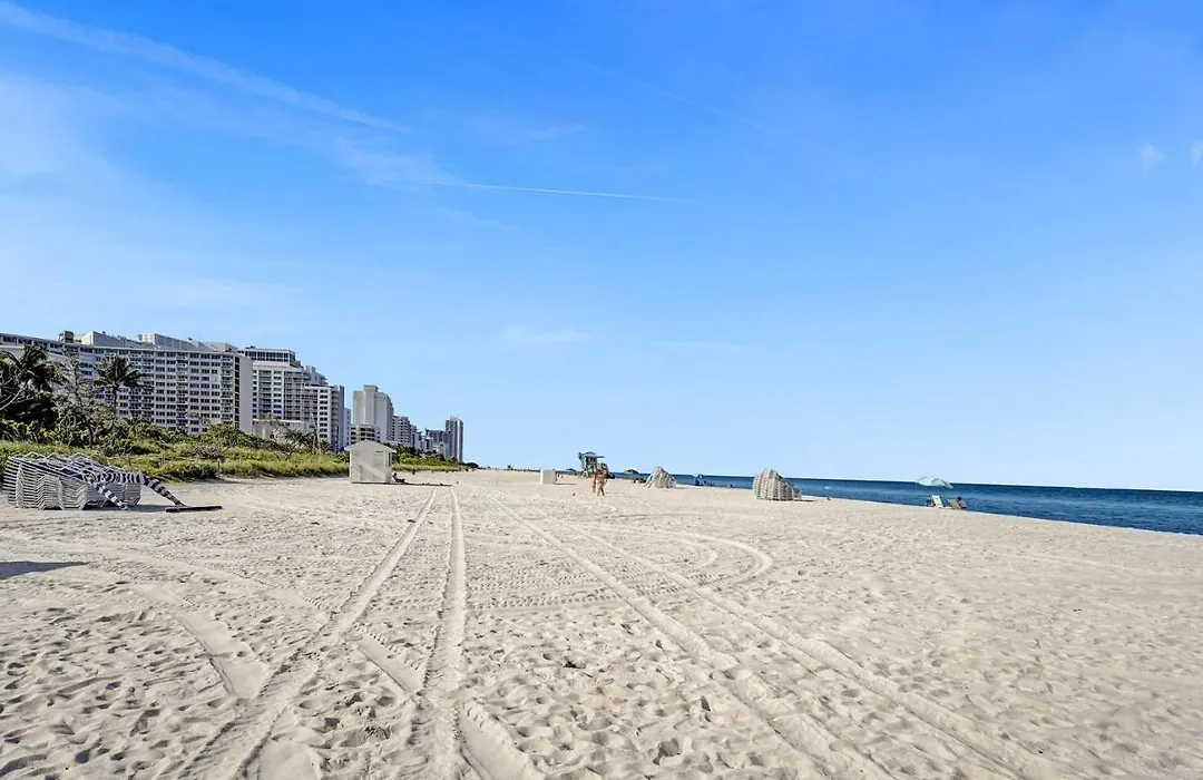 16 Flr Condo With Beach Service-1