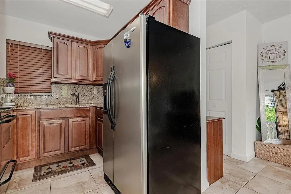 Cute, Cozy Condo Walk To The Beach!-1