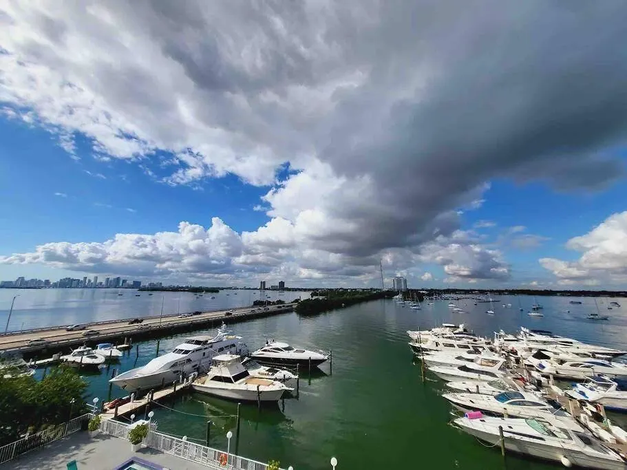 Miami Beach Waterfront With Amazing Bay View And Miami Skyline-1