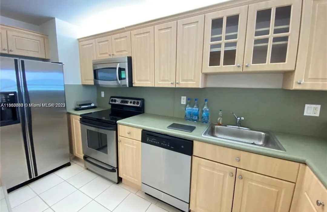 Sunshine Miami - Shared Apartment-1