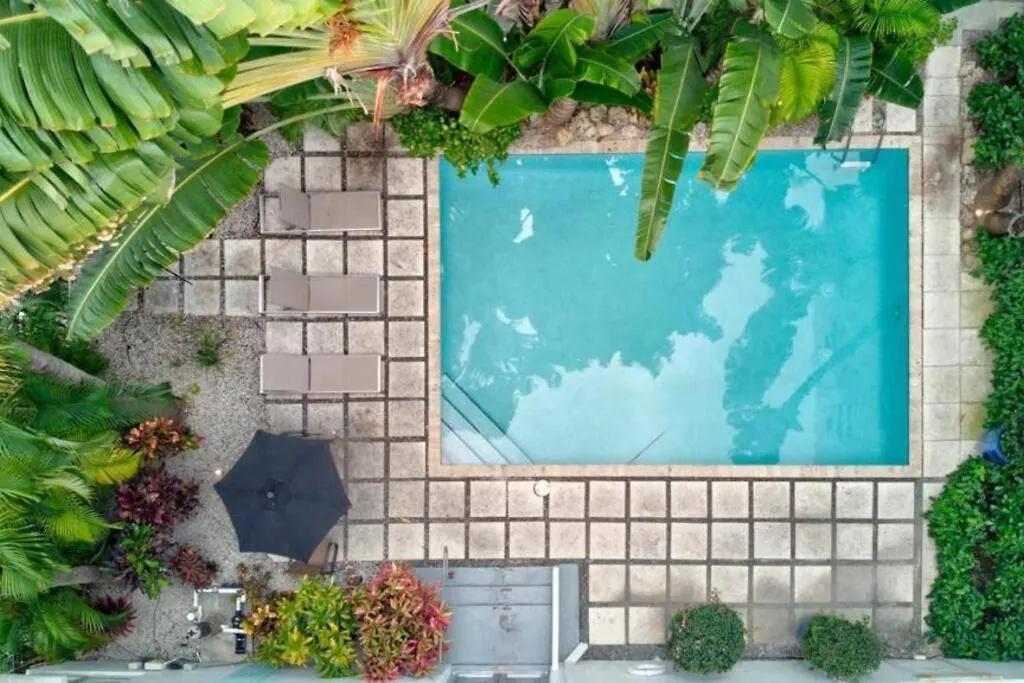 Bright Corner 1 Bedroom, 2 Blocks To Beach, W/Pool-1