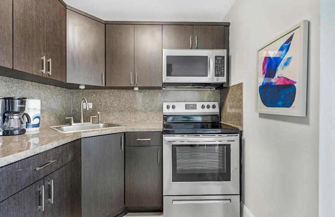 Waterfront Studio Condo In The Heart Of Miami - Skyline & Bay Views-1