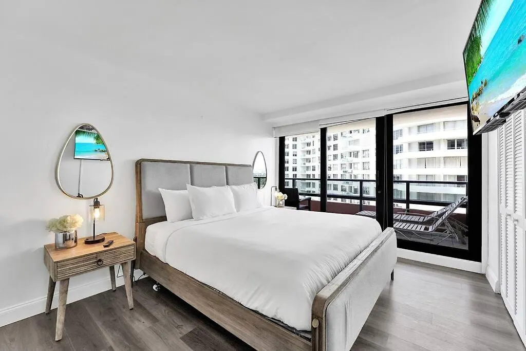 High Floor Miami Beach Condo - Pool Beach Service-1