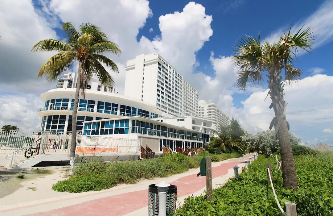 Castle Th16 Beachfront Townhouse With Private Patio, Direct Beach Access, Pool, Tennis & Free Parking!-1