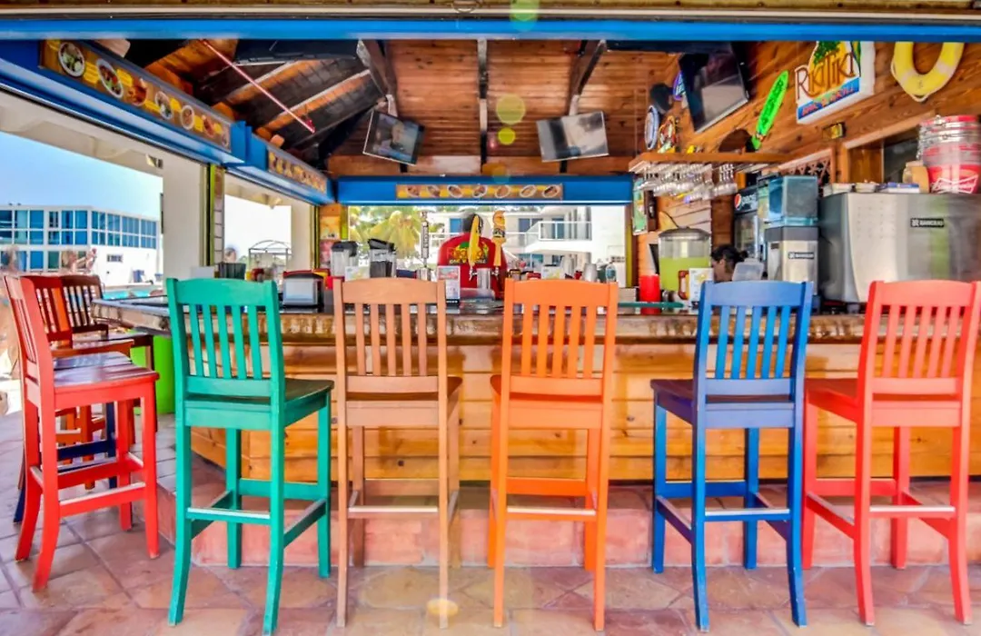 Comfortable Studio For 4, Beach Access, Free Parking And More!-1