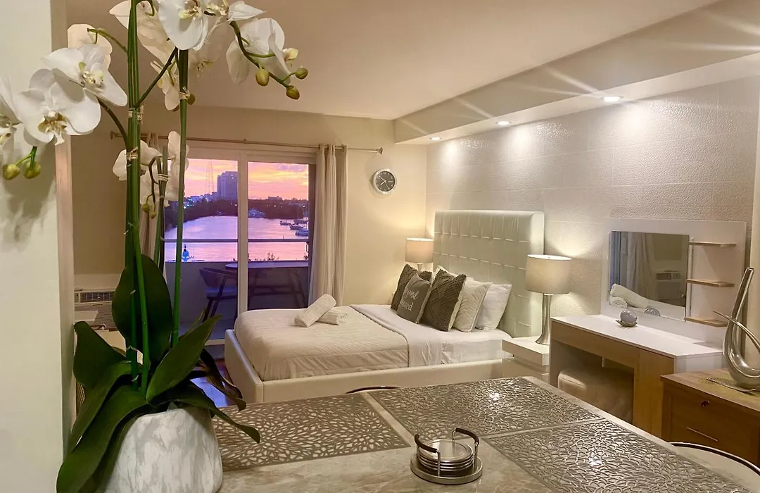 Modern Waterfront Apartment With Miami Skyline View, Free Parking 5 Mins Drive To Miami Beach-1