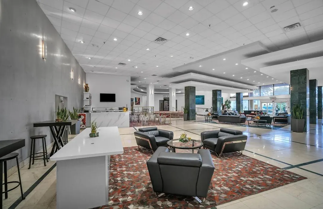 Beautiful Studio In A Seafront Condo-1