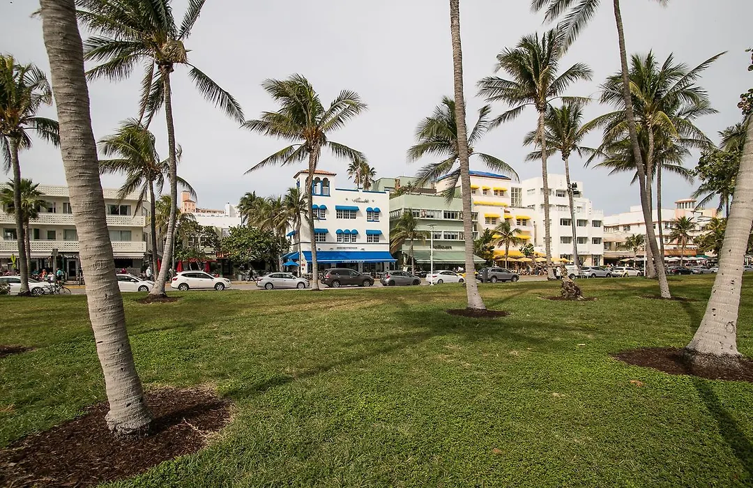 Two Bedroom Two Bath Apartment 2 Block To Beach-1