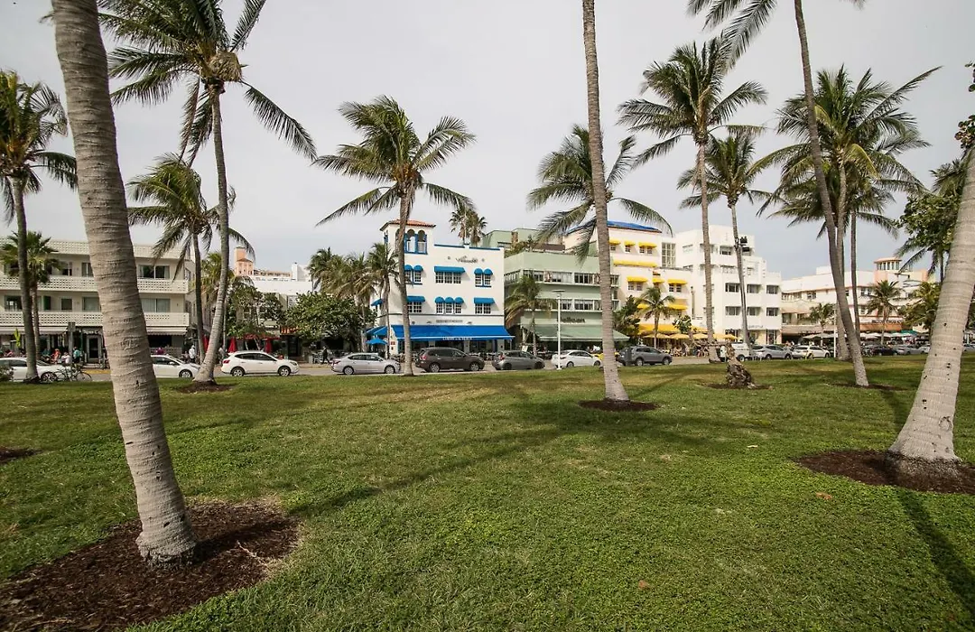 2 Bedroom 2 Bath With Patio On 11Th Collins Ave-1
