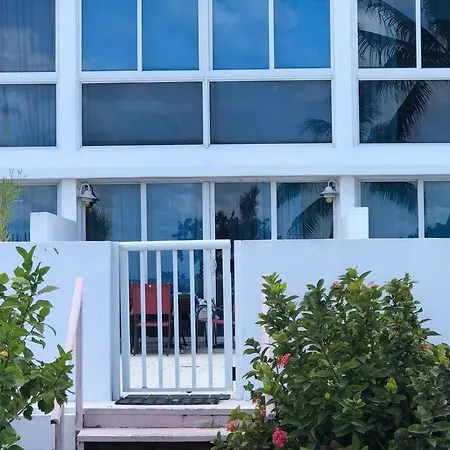 Villa Penelope, Lovely 4 Bedroom 4 Baths Beachfront-3